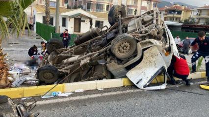 İş&ccedil;ileri taşıyan kamyonet devrildi: 2 &ouml;l&uuml;, 1 ağır yaralı