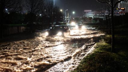 İzmir'de yollar g&ouml;le d&ouml;nd&uuml; iş yine vatandaşa d&uuml;şt&uuml;! Her yağmurda aynı isyan