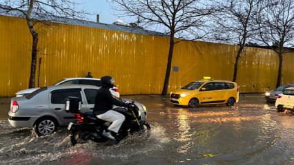 İzmir'de sağanak kabusu! Yollar g&ouml;le d&ouml;nd&uuml;