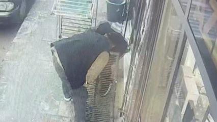 Kahramanmaraş'ta bir &ccedil;ocuk a&ccedil;ık mazgala d&uuml;şt&uuml;! Y&uuml;rek hoplatan kaza kamerada