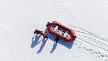Karlı dağları aşan maceraseverler, doğaya yem bırakıp &ldquo;kar raftingi&rdquo; yaptı