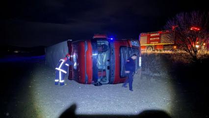 &Ccedil;orum'da k&ouml;peğe &ccedil;arpmamak i&ccedil;in manevra yapan tır devrildi, s&uuml;r&uuml;c&uuml;s&uuml; yaralandı