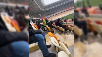 Malatya'da y&uuml;rek ısıtan hareket: Polis memuru &ccedil;orabını &ccedil;ıkarıp &ccedil;ocuğa verdi