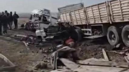 Mardin&rsquo;de feci kaza: İki tır kafa kafaya &ccedil;arpıştı