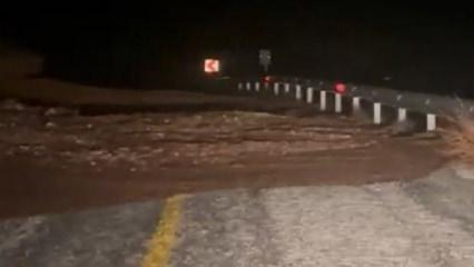 Marmaris'te sağanak yağış etkili oldu, yollar dereye d&ouml;nd&uuml;