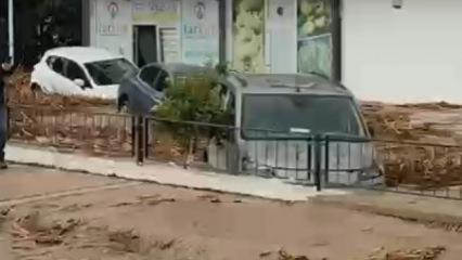 Mersin'de sel! Ara&ccedil;lar sulara kapıldı, cadde ve sokaklar g&ouml;le d&ouml;nd&uuml;!