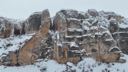Milyonlarca yıllık vadi beyaz &ouml;rt&uuml;yle kaplandı
