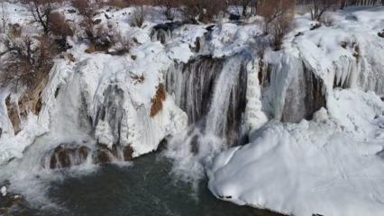Muradiye Şelalesi beyaz gelinliğini giydi  