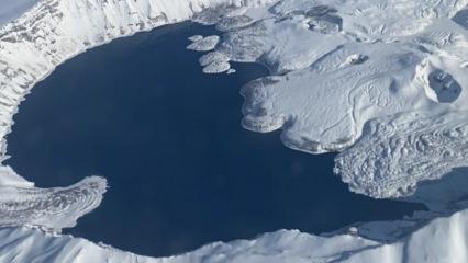 Nemrut Krater G&ouml;l&uuml;&rsquo;n&uuml;n kış g&uuml;zelliği mest etti  