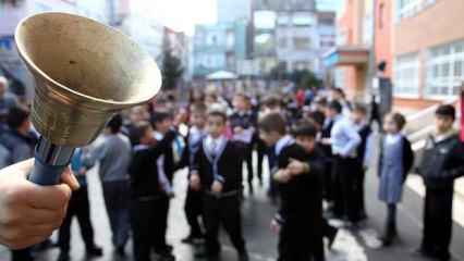Okullarda ikinci d&ouml;nem teması 'bayrak sevgisi' oldu