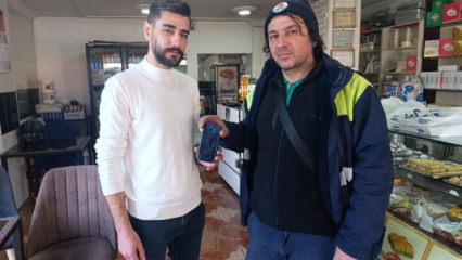 Parkta temizlik yaparken telefon buldu!