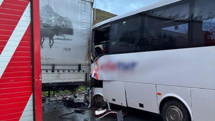 Pendik'te tur midib&uuml;s&uuml; TIR'a &ccedil;arptı: 13 yaralı!