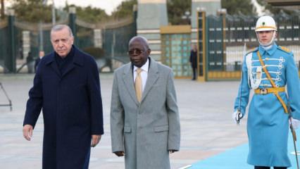 Resmi t&ouml;ren sırasında d&uuml;şm&uuml;şt&uuml;! Başkan Tinubu'nun sağlık durumu a&ccedil;ıklandı