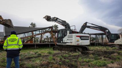 Sapanca G&ouml;l&uuml; kıyısında ka&ccedil;ak iskele ve yapı yıkımları devam ediyor: 89 yapı kaldırıldı