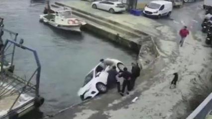 Sarıyer'de panik anları: Otomobil denize d&uuml;şt&uuml;! Canlarını hi&ccedil;e sayıp suya atladılar