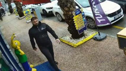 Tabancayla kuyumcuya girip 100 gram altın &ccedil;aldı! O anlar kamerada