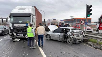 TIR, kırmızı ışıkta bekleyen otomobile &ccedil;arptı; 3 yaralı