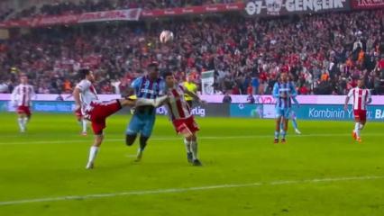 Trabzonspor penaltı kazandı! Sami Uğurlu &ccedil;ılgına d&ouml;nd&uuml;: Kırmızı kart &ccedil;ıktı