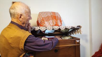 Adana'da gizli b&ouml;lmedeki 1 kilo altın buhar oldu! 88 yaşındaki adam polise koştu