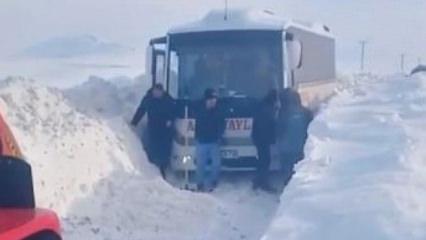 Yolcu midib&uuml;s&uuml; kara saplandı, mahsur kalanları muhtar kurtardı