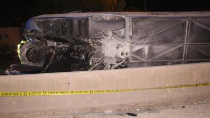 Yolcu otob&uuml;s&uuml; devrildi: &Ccedil;ok sayıda yaralı var