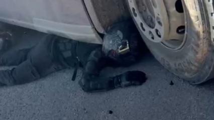 Tırın altında kalan motosiklet s&uuml;r&uuml;c&uuml;s&uuml;n&uuml;n mucize kurtuluşu