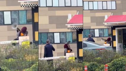 Bu nasıl &ouml;fke? Sağlık &ccedil;alışanı, taksi yok diye durağı yerle bir etti