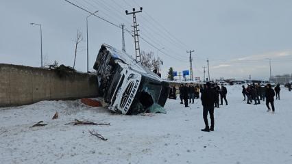 Ağrı'da yolcu otob&uuml;s&uuml; devrildi: &Ccedil;ok sayıda yaralı var!
