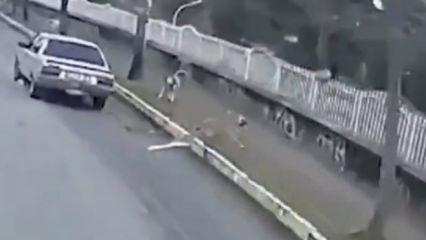 Aracıyla sokak k&ouml;peğine kasten &ccedil;arpan şahıs kamerada!