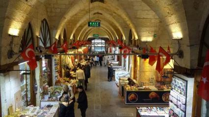 Asrın felaketinde hasar g&ouml;rm&uuml;şt&uuml;! Zincirli Bedesten yeniden cıvıl cıvıl  