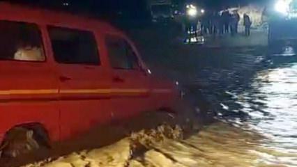 Aydın'da taşan &ccedil;ayda mahsur kalan minib&uuml;steki aile kurtarıldı