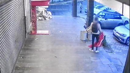 Beylikd&uuml;z&uuml;'nde iş yerinin &ouml;n&uuml;ndeki T&uuml;rk bayrağını indiren ş&uuml;pheli yakalandı