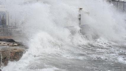 Bodrum&rsquo;da fırtına 80 kilometre hıza ulaştı: Feribotlar iptal edildi