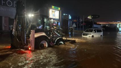 Bodrum'da yağış hayatı fel&ccedil; etti: Yollar kapandı, ev ve iş yerlerini su bastı