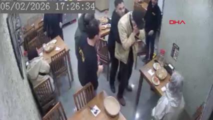 Bursa'da nefes borusuna yiyecek ka&ccedil;an kişiyi komiser Heimlich manevrasıyla kurtardı