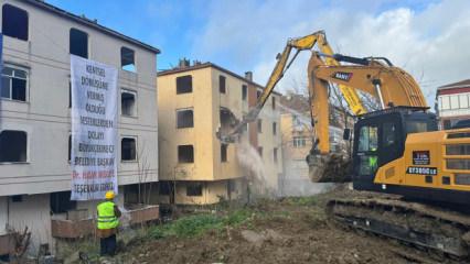 B&uuml;y&uuml;k&ccedil;ekmece'de y&uuml;ksek riskli iki bina yıkıldı