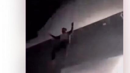 D&uuml;nyaca &uuml;nl&uuml; şarkıcı sahne şovunda &ouml;l&uuml;mle burun buruna geldi..