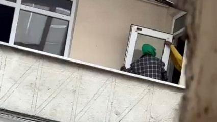 Esenyurt'ta binaya giren 2 kişi kapı ve pencereleri &ccedil;aldı