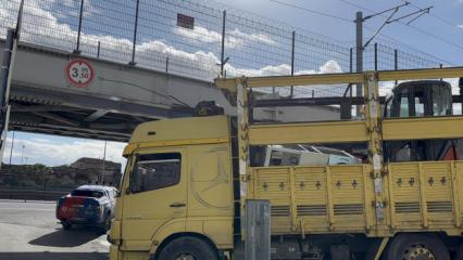 Fatih'te &uuml;st ge&ccedil;ide tır &ccedil;arptı