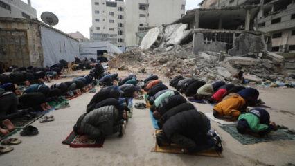 Gazzeliler cami enkazında Cuma namazı kıldı