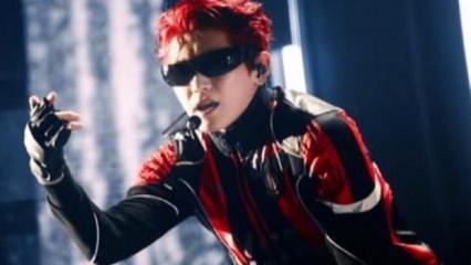 G&uuml;ney Koreli şarkıcı sahneye 3. Lig ekibinin formasıyla &ccedil;ıktı! 