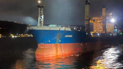 İstanbul Boğazı'nda faciadan d&ouml;n&uuml;ld&uuml;! Kıyıya s&uuml;r&uuml;klenen y&uuml;k gemisi kurtarıldı