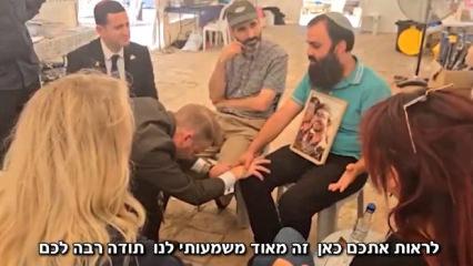 İsve&ccedil;li vekilden tarihe ge&ccedil;ecek skandal: İsrailli adamın &ouml;n&uuml;nde diz &ccedil;&ouml;k&uuml;p ağladı