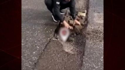 İzmir&rsquo;de bozuk yolu vatandaş onardı