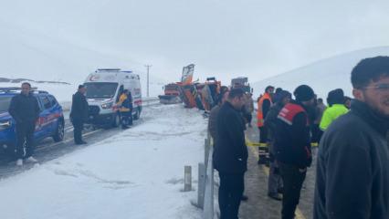 Kar k&uuml;reme aracı devrildi: 2 &ouml;l&uuml;!