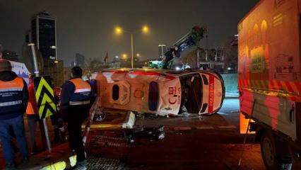 Kartal'da korkun&ccedil; kaza! Ambulans ile cip kafa kafaya &ccedil;arpıştı: O anlar kamerada