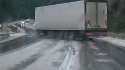 Kayganlaşan yolda kayan tır y&uuml;rekleri ağza getirdi!