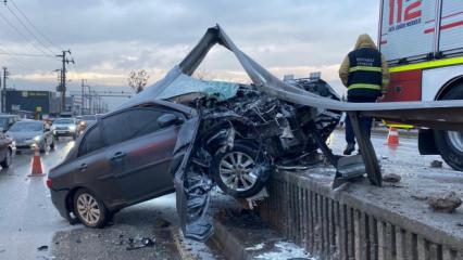 Kocaeli'de korkun&ccedil; kaza! 25 metre bariyerleri koparan ara&ccedil; asılı kaldı