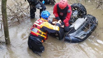 Korkun&ccedil; kazada kahreden detay: 2 kız kardeş &ouml;ld&uuml;, s&uuml;r&uuml;c&uuml; ve yolcu ka&ccedil;tı!