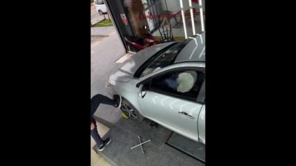 Lastiğe attığı tekme pahalıya patladı: Ekspertizde akılalmaz hava yastığı kazası